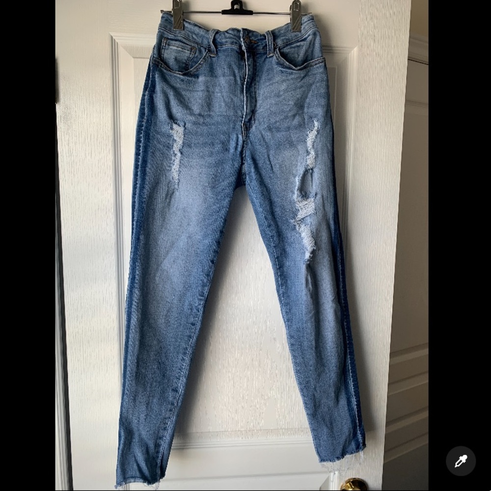 Super cute distressed 3/4 jeans
